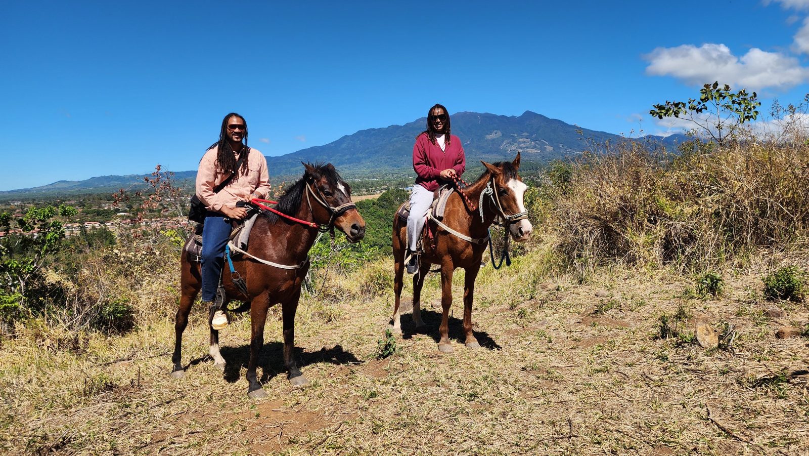 Paseo a caballo con vista al volcán en las tierras altas de Panamá